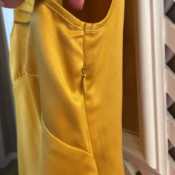 Golden sleeveless silky top size small, lightweight business causal - Picture 3 of 10